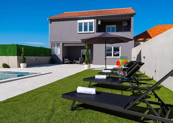 Апартаменты Amazing In With Kitchen