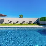 Stunning In Apartament Tinj