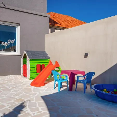 Amazing In With Kitchen Apartamento Tinj