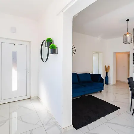 Apartman Amazing In With Kitchen Tinj