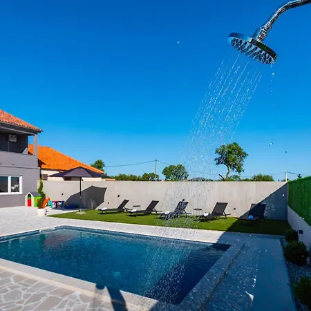 Stunning In * Tinj