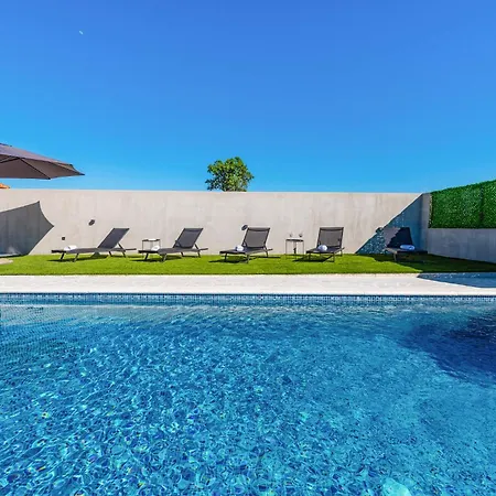 Amazing In With Kitchen Apartman Tinj