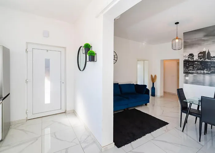 Appartement Amazing In With Kitchen Tinj